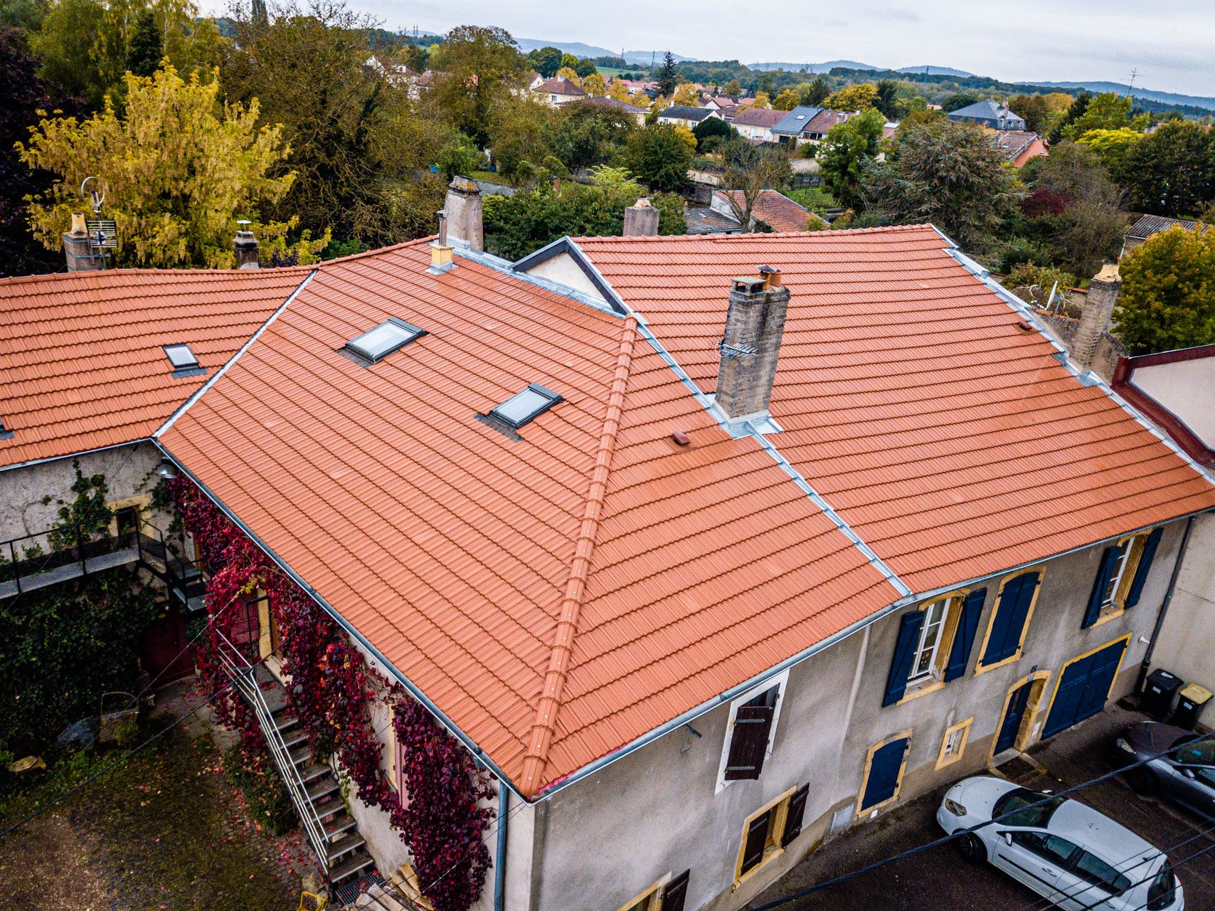 Vue aérienne d'une maison de village au toit de tuiles neuves